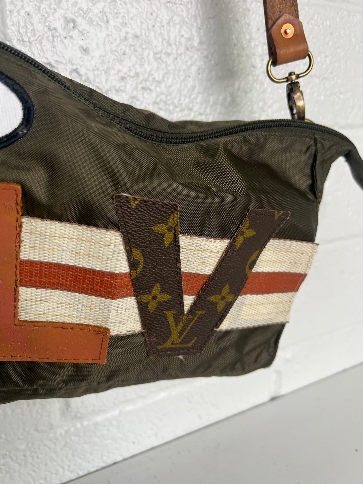 LV nos crossbody