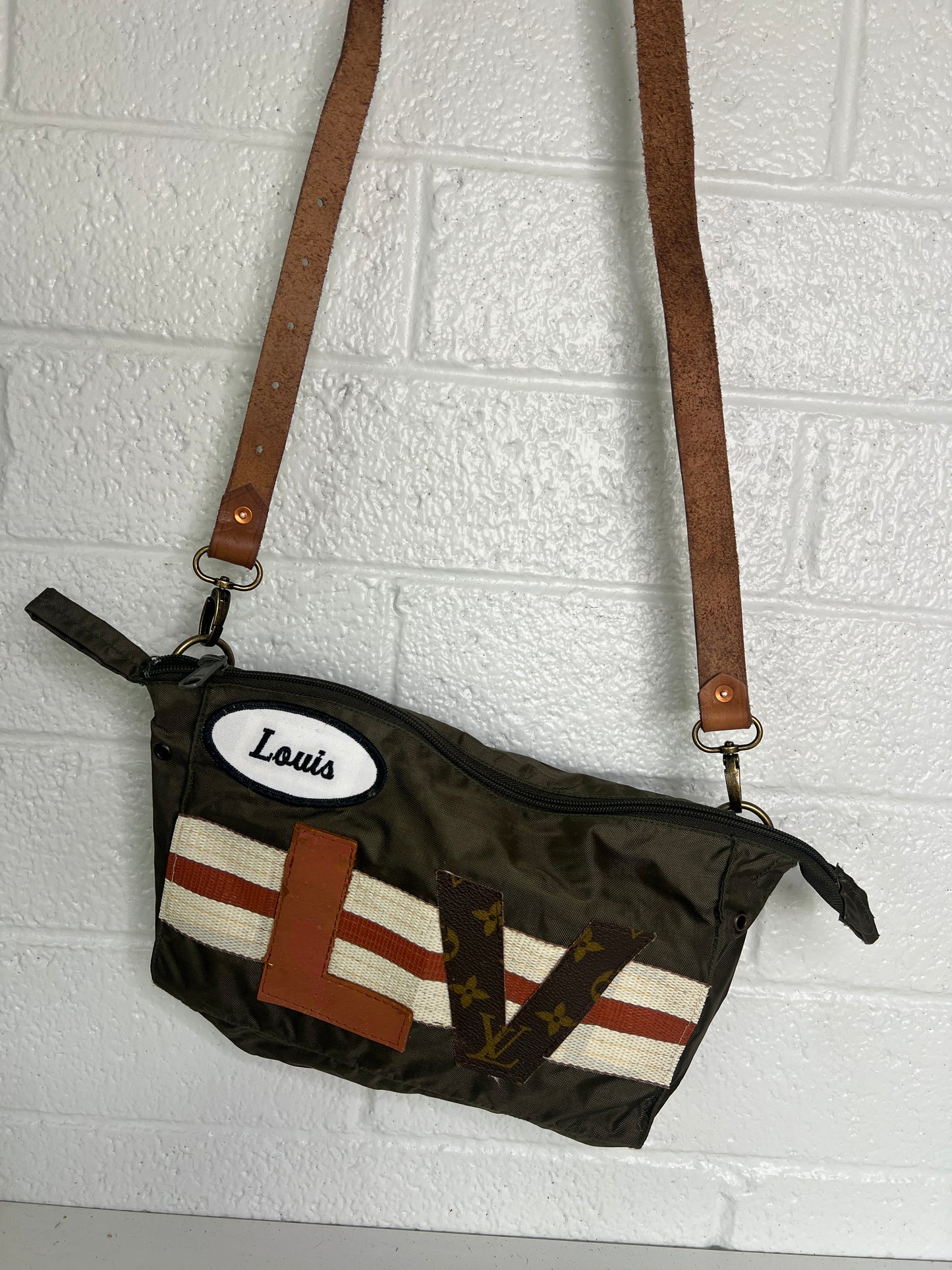 LV nos crossbody